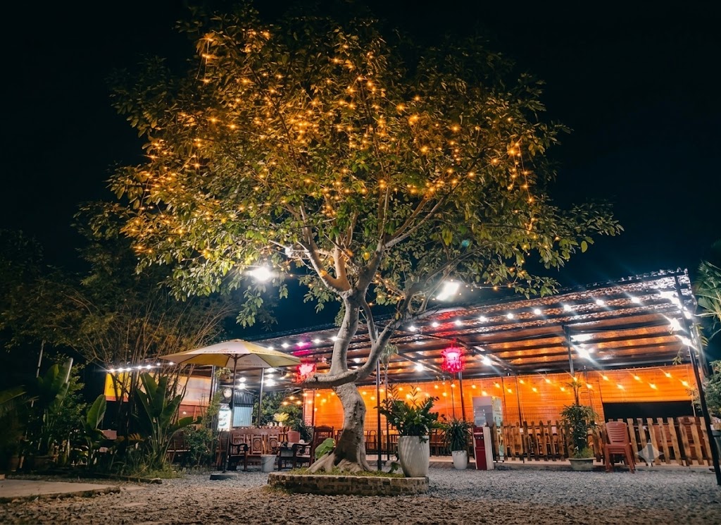 Trước quán Tân Trường Quán